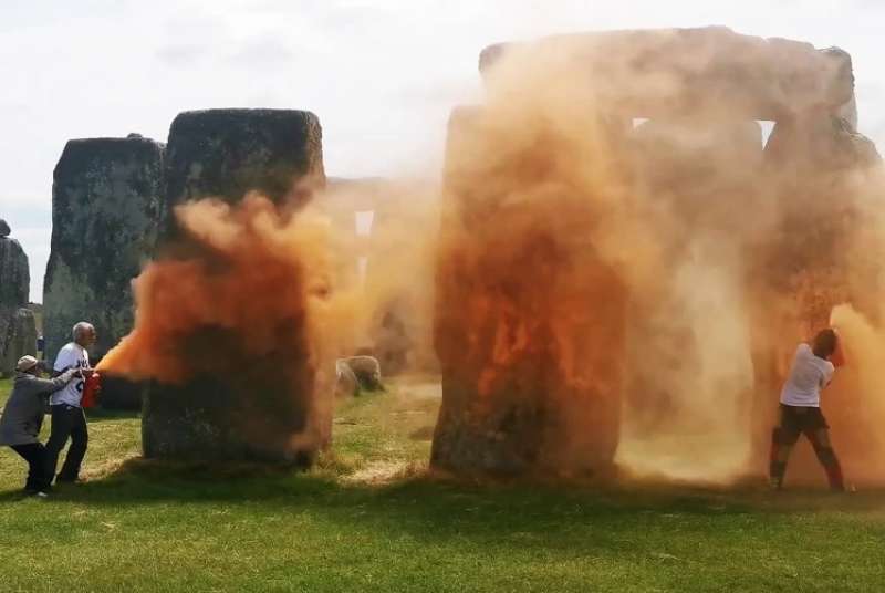 ATTIVISTI DI JUST STOP OIL SPRUZZANO VERNICE CONTRO STONEHENGE