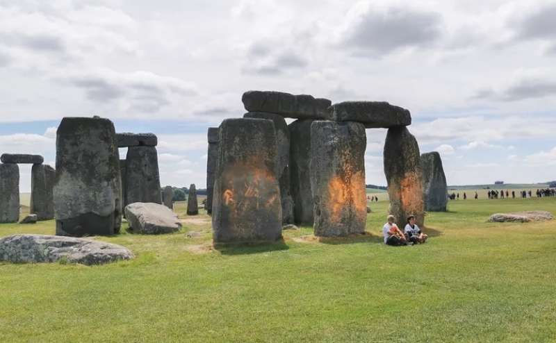 ATTIVISTI DI JUST STOP OIL SPRUZZANO VERNICE CONTRO STONEHENGE