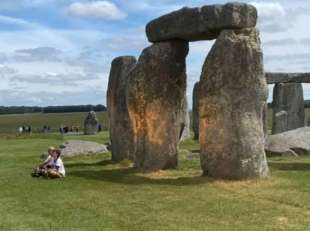 ATTIVISTI DI JUST STOP OIL SPRUZZANO VERNICE CONTRO STONEHENGE