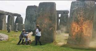 ATTIVISTI DI JUST STOP OIL SPRUZZANO VERNICE CONTRO STONEHENGE