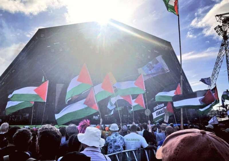 bandiere palestinesi a glastonbury 2024