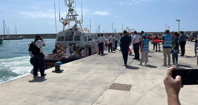 barca a vela carica di migranti si ribalta al largo della calabria