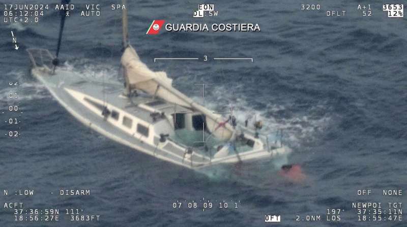 barca a vela carica di migranti si ribalta al largo della calabria