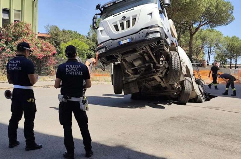 betoniera sprofonda in una voragine durante i lavori quadraro roma 1