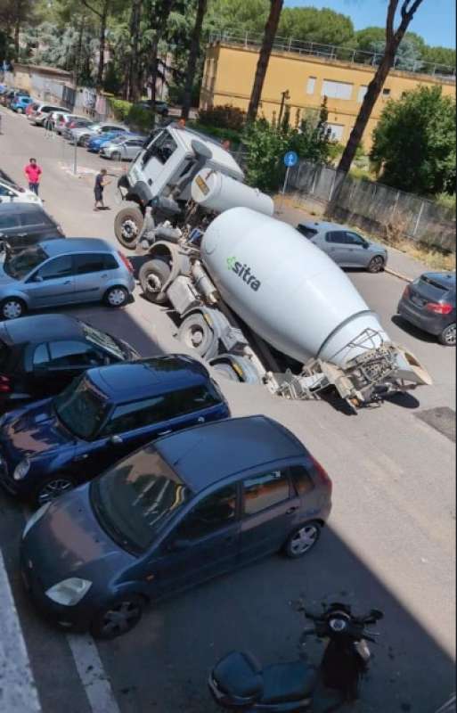 betoniera sprofonda in una voragine durante i lavori quadraro roma 10