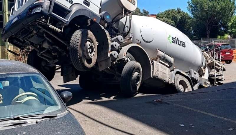 betoniera sprofonda in una voragine durante i lavori quadraro roma 2