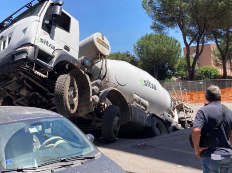 betoniera sprofonda in una voragine durante i lavori quadraro roma 4