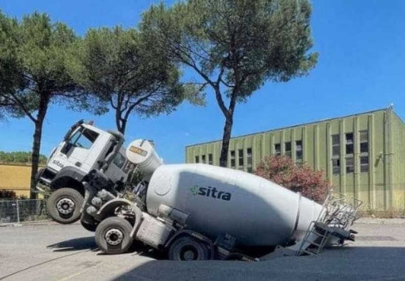 betoniera sprofonda in una voragine durante i lavori quadraro roma 5