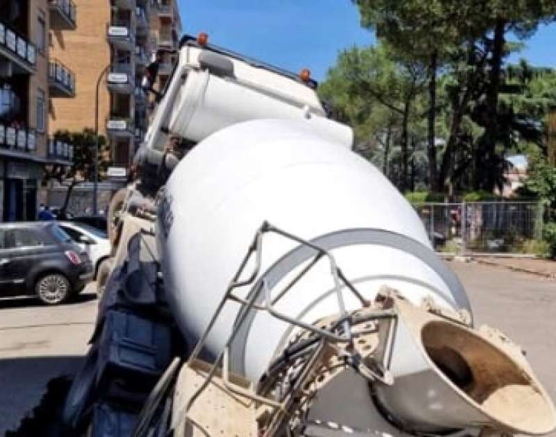 betoniera sprofonda in una voragine durante i lavori quadraro roma 7