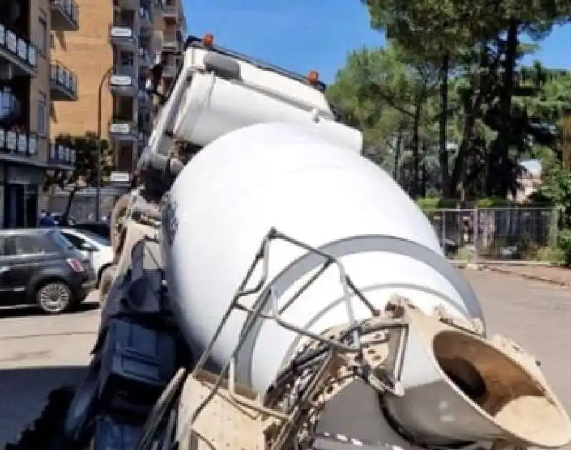 betoniera sprofonda in una voragine durante i lavori   quadraro   roma 7