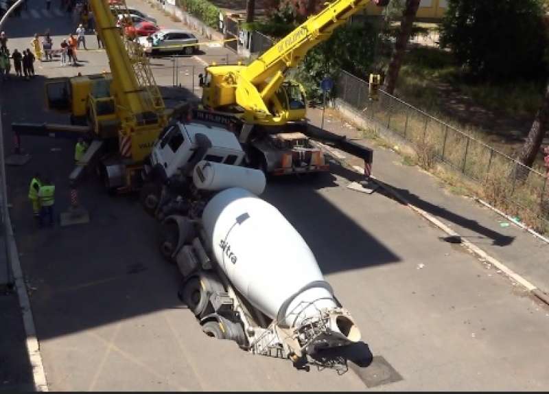 betoniera sprofonda in una voragine durante i lavori quadraro roma 9