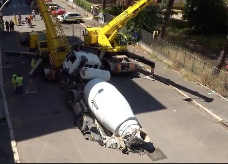 betoniera sprofonda in una voragine durante i lavori   quadraro   roma 9