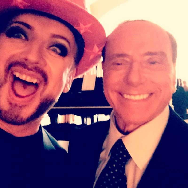 boy george berlusconi selfie