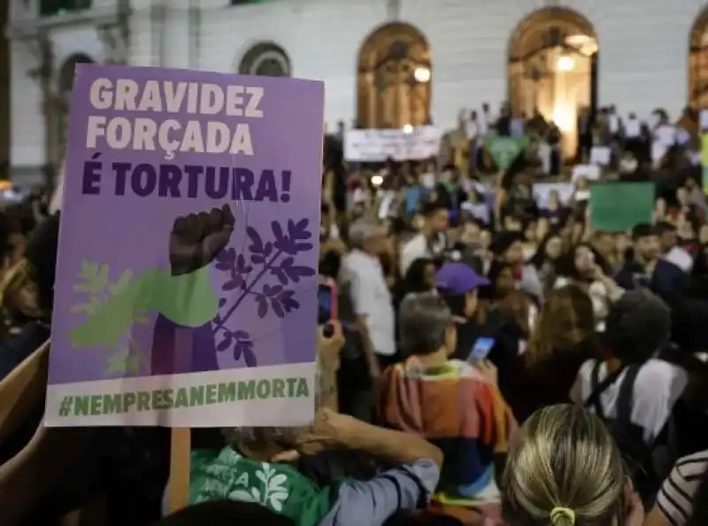 BRASILE - PROTESTE CONTRO LA LEGGE ANTI ABORTO