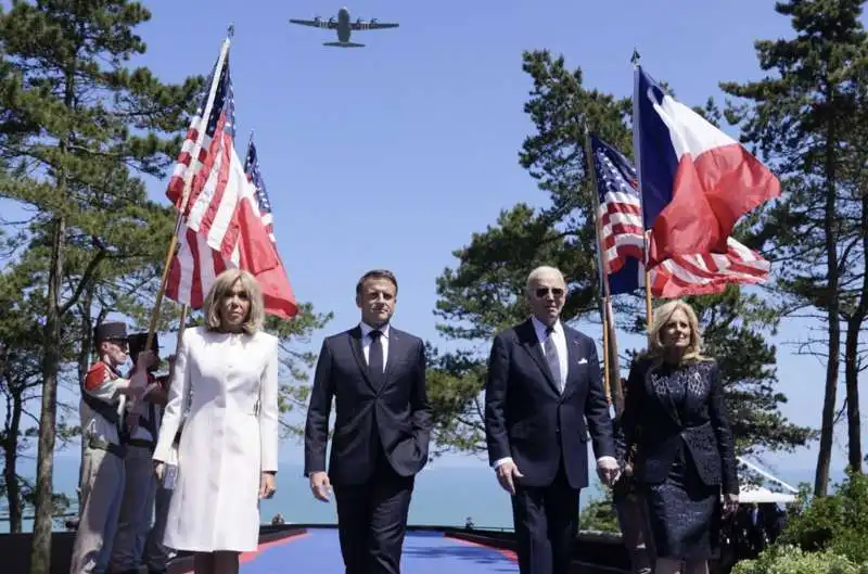 brigitte ed emmanuel macron con joe e jill biden a ver sur mer   80 anni sbarco in normandia 