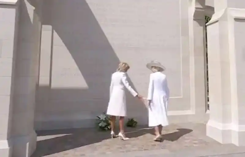 brigitte macron prova a prendere la mano di brigitte macron in normandia 2