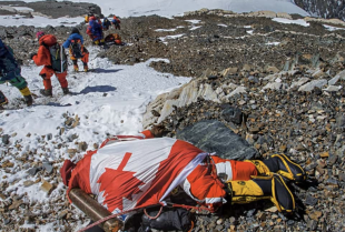 cadaveri sul monte everest 3