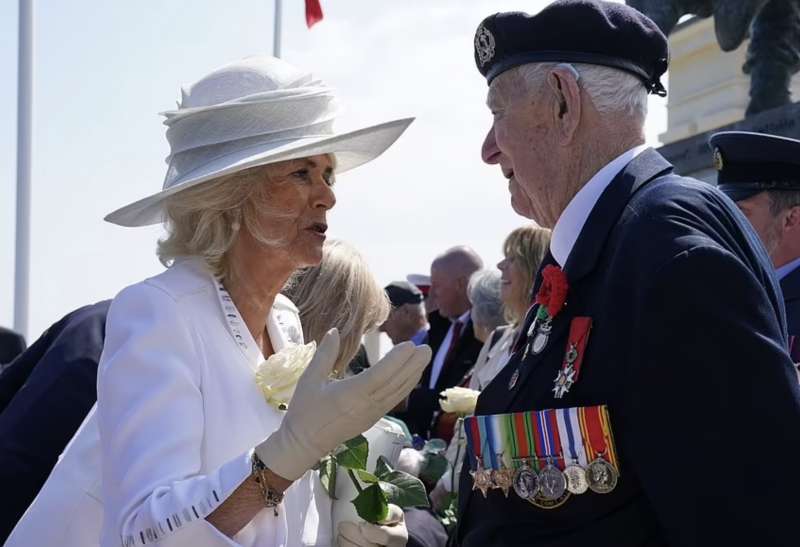 camilla parker bowls con i veterani dello sbarco in normandia a ver sur mer 2