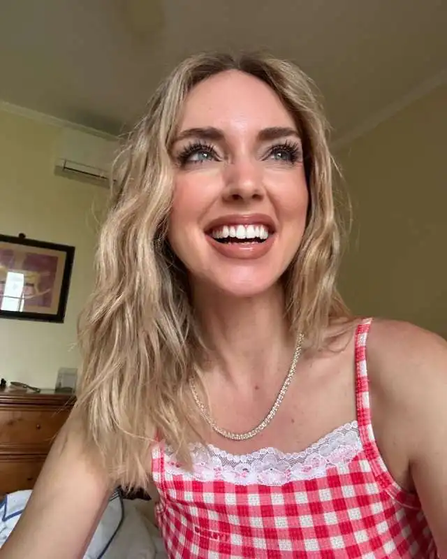 CHIARA FERRAGNI FINGE DI RIDERE