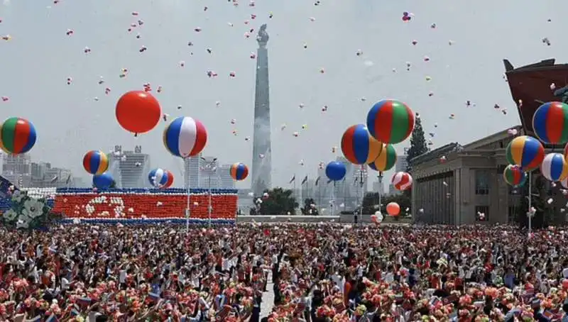 coreani festanti per putin a pyongyang 