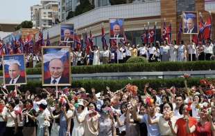 coreani festanti per putin a pyongyang