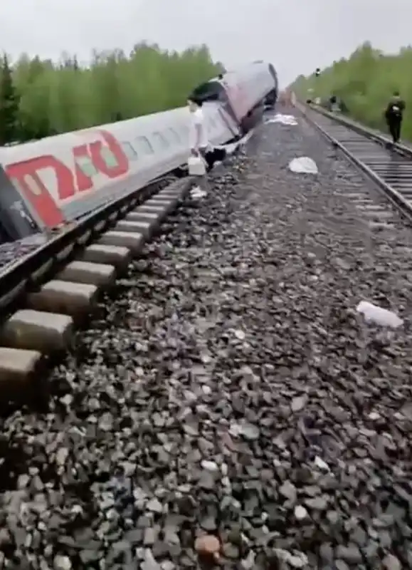 deragliamento treno in russia 6