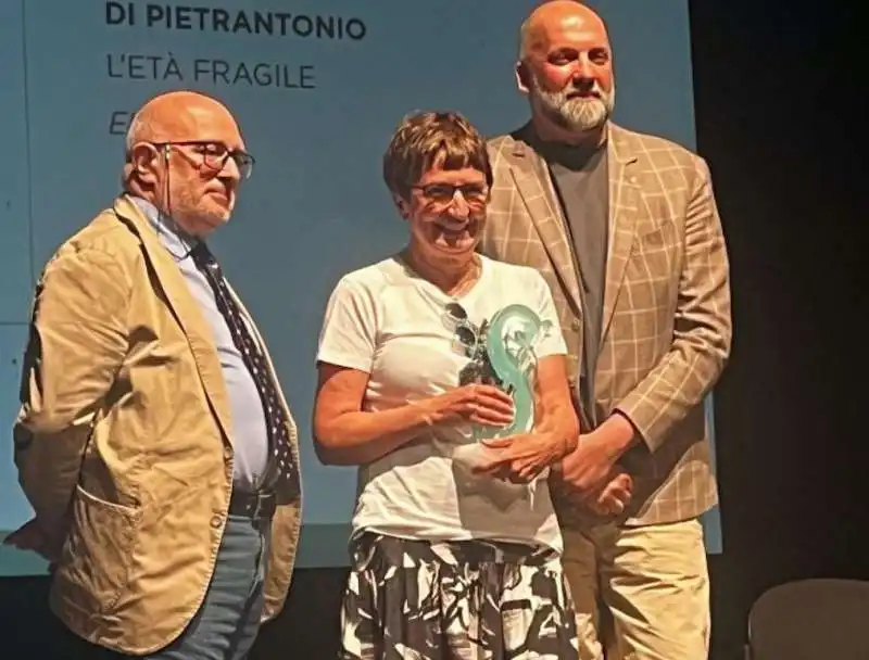 Donatella Di Pietrantonio vince il Premio Strega Giovani 2024 con 'L'eta fragile' 