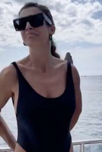 elisabetta canalis contratta con dei pescatori direttamente dalla barca. 11