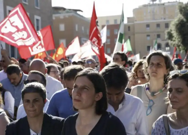 elly schlein alla manifestazione contro il caporalato a latina