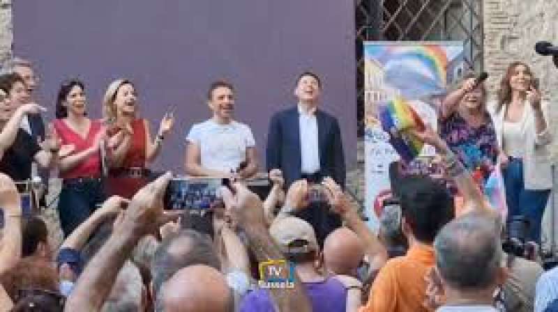 elly schlein giuseppe conte cantano bella ciao al pride park di napoli