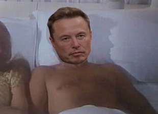 elon musk nudo a letto - meme