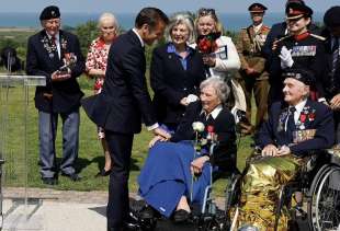 emmanuel macron con i veterani dello sbarco in normandia 80 anni del d day ver sur mer