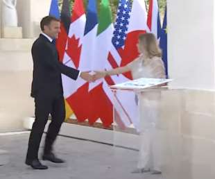 emmanuel macron con patrizia scurti g7 borgo egnazia