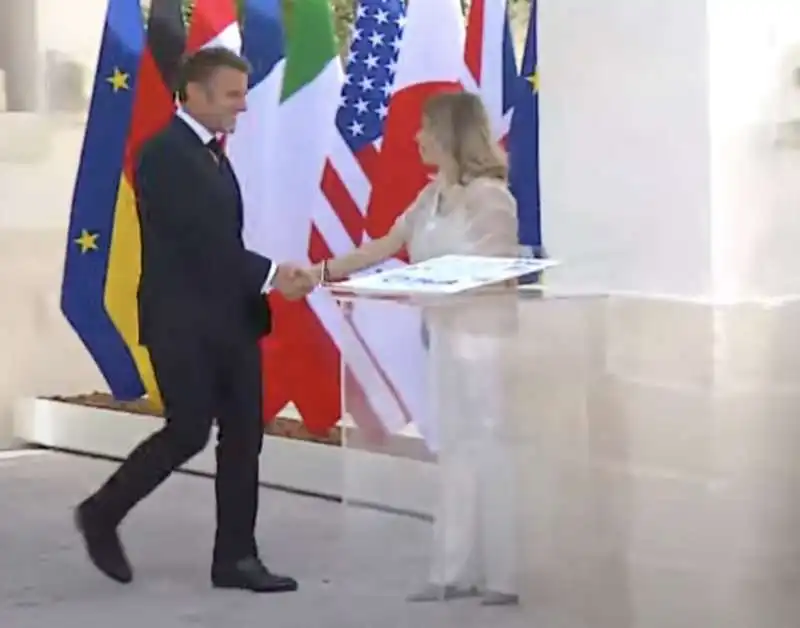 emmanuel macron con patrizia scurti.      g7 borgo egnazia 