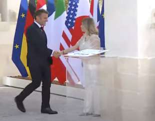 emmanuel macron con patrizia scurti. g7 borgo egnazia