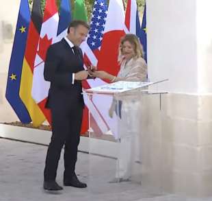 emmanuel macron con patrizia scurti. g7 borgo egnazia