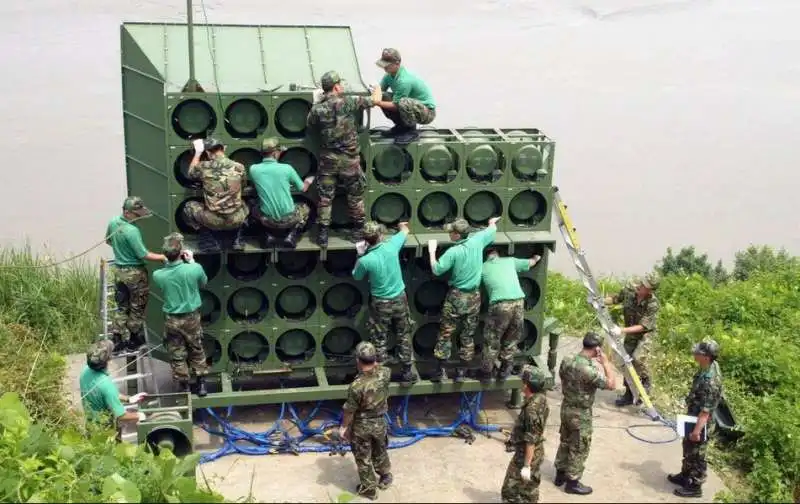 esercito sudcoreano posiziona altoparlanti lungo il confine con la corea del nord. 