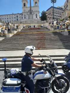 femministe imbrattano trinita dei monti