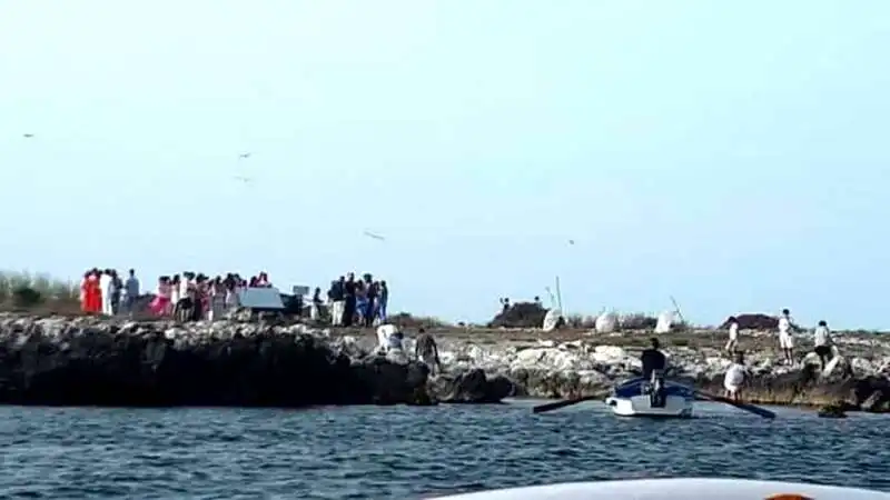 festino abusivo sull'isolotto di isola delle femmine