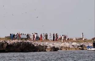 festino abusivo sull'isolotto di isola delle femmine