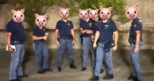 foto di poliziotti ritratti come maiali pubblicata da frah quintale