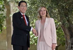 fumio kishida giorgia meloni g7 borgo egnazia