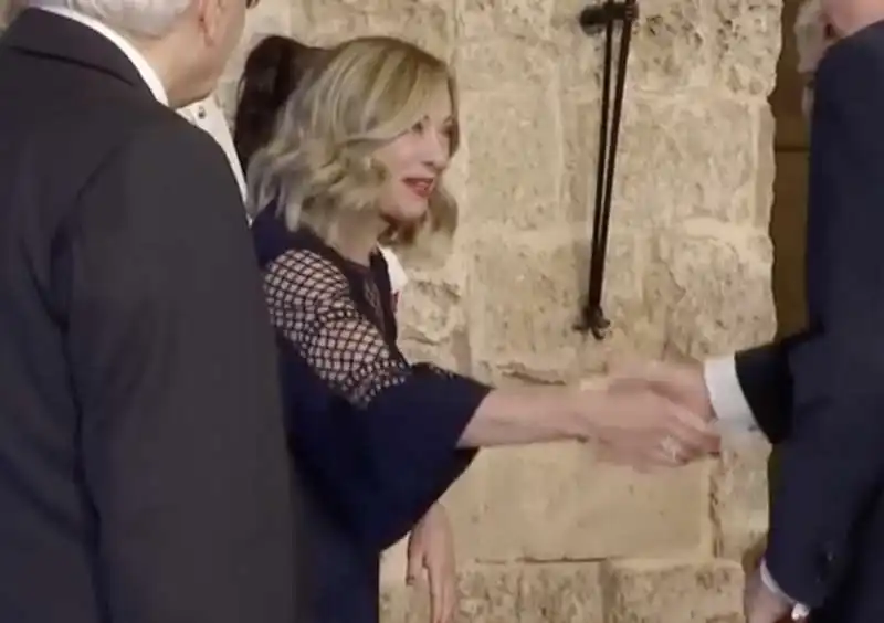 giorgia meloni alla cena dei leader del g7 al castello svevo di brindisi 2