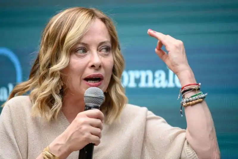 giorgia meloni alla festa per i 50 anni del giornale