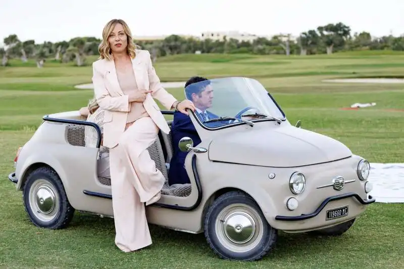 giorgia meloni arriva al g7 con una 500 vintage   g7 borgo egnazia 