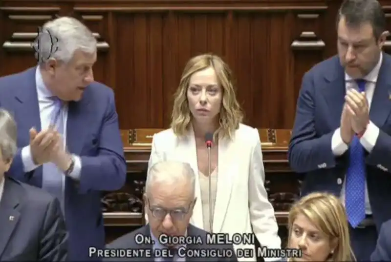 GIORGIA MELONI CHIEDE AI MEMBRI DEL GOVERNO DI ALZARSI