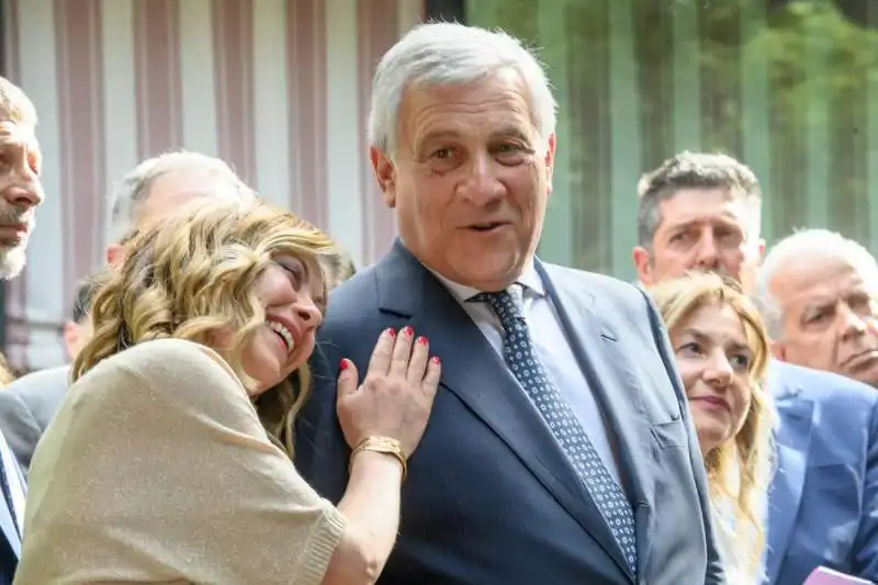 giorgia meloni e antonio tajani (sullo sfondo patrizia scurti e il marito)