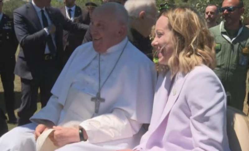 giorgia meloni e papa francesco al g7 1