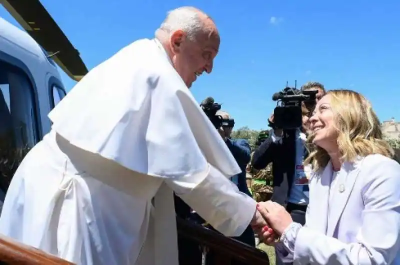 giorgia meloni e papa francesco al g7 2