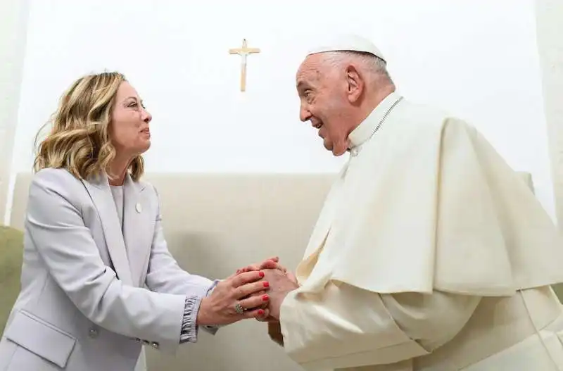 giorgia meloni e papa francesco al g7 5